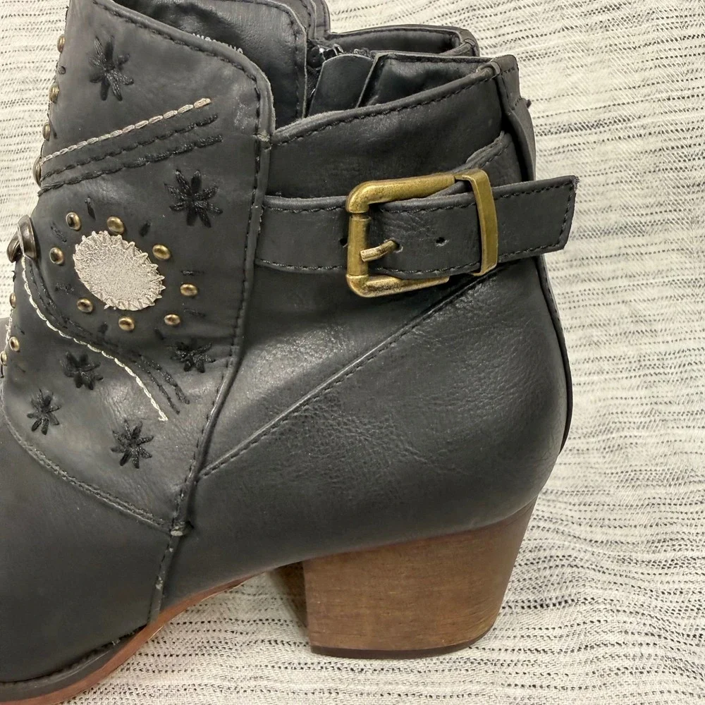 G. C. Shoes Austin Black Faux Leather Western Ankle Booties Sz 9 Cowgirl Studded